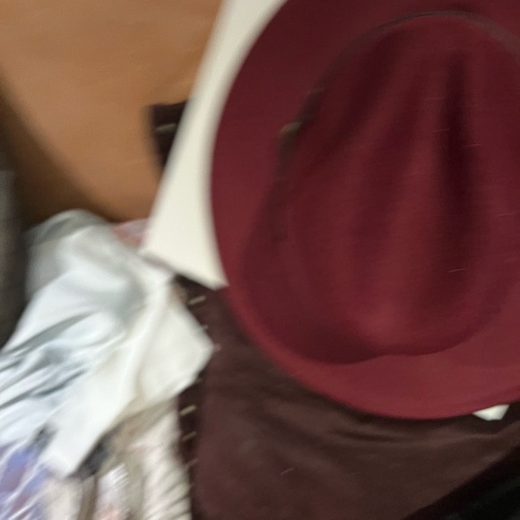 Burgundy suede hat - Picture 2 of 4